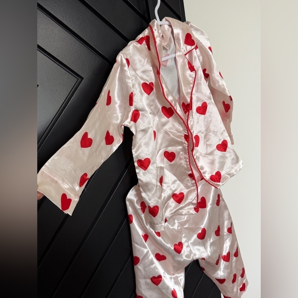 Girls satin PJs in heart print. Size 3T. Great condition. - Picture 2 of 4